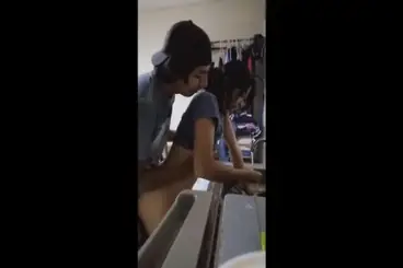 ABG SMA Diewe Dari Belakang Saat Cuci Piring